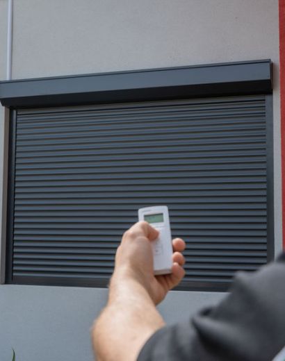 Motorised roller shutter operated by remote control